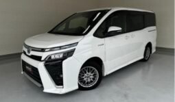 
										TOYOTA VOXY HYBRID ZS full									